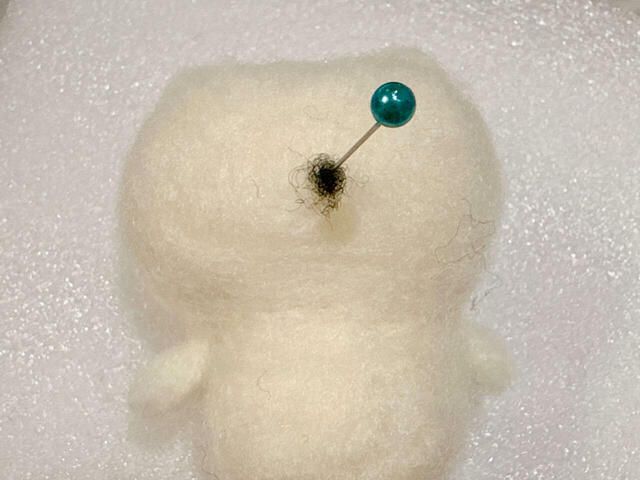 黒のアクレーヌを少量とり、丸めてまち針で固定します