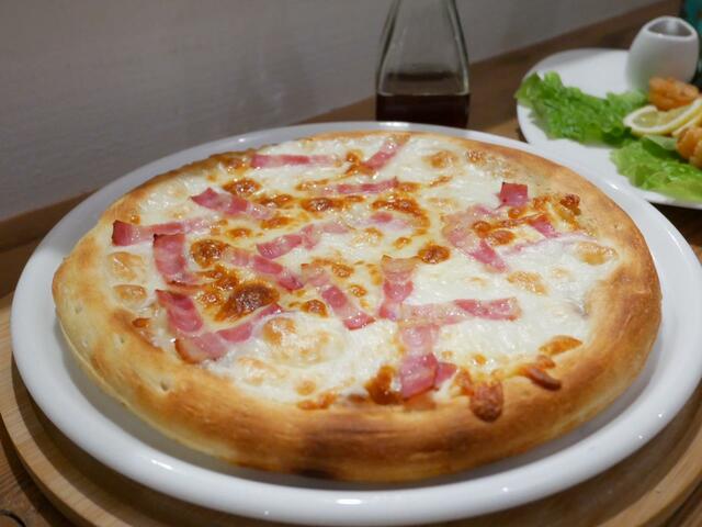 チーズ乗せるだけピザ・メープルシロップをかけて