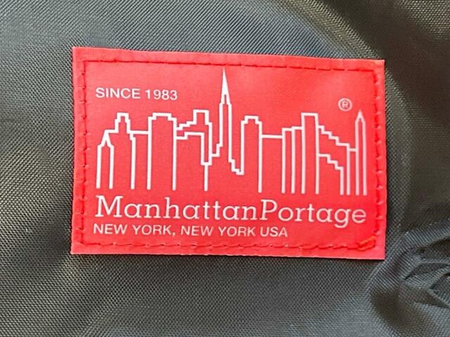 フロント上部にはマンハッタンポーテージのロゴタグ付き