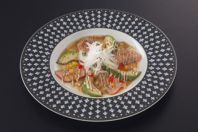 サーモンとアボカドの火炙りパッチョ