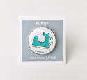 「​​​AOMORI×Dick Bruna TABLE ピンズ」＜価格：1,210円（税込）＞【ミッフィーとリンゴをあしらった「AOMORI×Dick Bruna TABLE」限定グッズ第2弾が登場！イベント限定仕様の「サガラ刺しゅうバッグ」や「ランチョンマット」発売！】