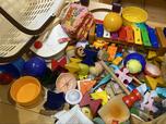 【整理前】大小さまざまなおもちゃで雑多な状態です