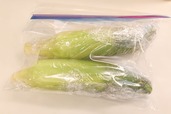 【とうもろこしの冷凍保存方法】2．冷凍用保存袋に入れ、口を閉じて冷凍する。冷凍庫で2〜3週間程度保存可能。