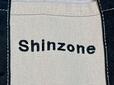 シンプルな新ゾーンロゴ入りの面。より大人っぽく持ちたいときは、こちらの面で持つのがおすすめ