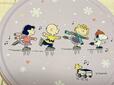 【カルディ/スヌーピー クリスマスラウンドティン チョコチップクッキー】ふたにはスケートを楽しむスヌーピー&ピーナッツの仲間たちが♪