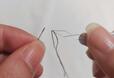 不器用な方は、付属の糸通しを使うと便利