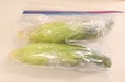 【とうもろこしの冷凍保存方法】2．冷凍用保存袋に入れ、口を閉じて冷凍する。冷凍庫で2〜3週間程度保存可能。