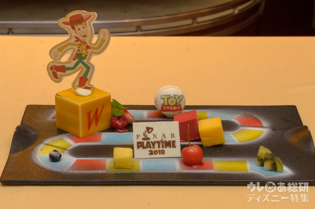 「エンパイア・グリル」“ピクサー・プレイタイム”エンパイアディナー:チョコレートケーキ ラズベリーとマンゴーのソルベ|ディズニーアンバサダーホテル
