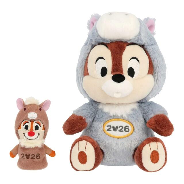ぬいぐるみ 3,400円|東京ディズニーリゾートお正月グッズ|販売店舗:東京ディズニーランド「グランドエンポーリアム」、東京ディズニーシー「タワー・オブ・テラー・メモラビリア」|発売日:2025年11月17日(月)