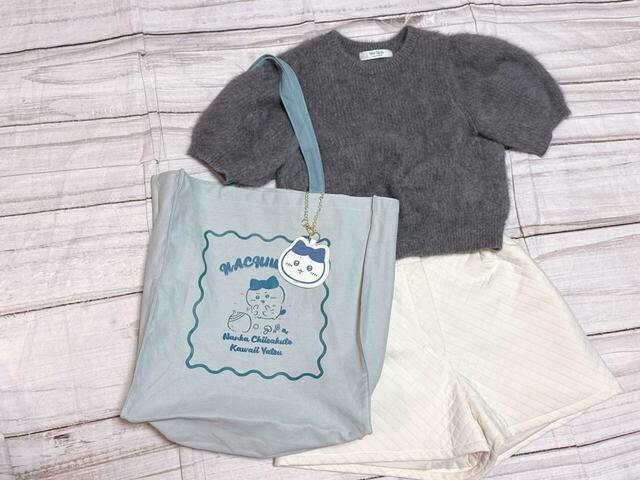 グレーカラーのお洋服と合わせるとかわいいですよ♪