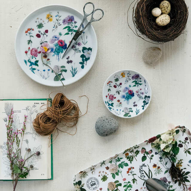 【Afternoon Tea LIVING】アートプレート ¥2,750、ミニプレート ¥1,100、スクエアトレーM ¥2,200