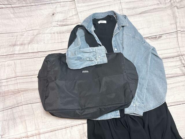 【JOURNAL STANDARD付録 大型ボストンバッグ】ワンピースにはデニムシャツを羽織ってカジュアルダウン