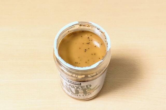 【コストコ カークランドシグネチャー ナッツアンドシードバター 765g 1498円】やや液体に近いため、スプーンですくうのがよさそう