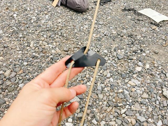 【ワークマン レジストスクエアタープ】4隅のロープをアルミスライダーで引き締める