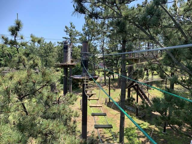 両脇にロープが貼ってあるところとないところがあります