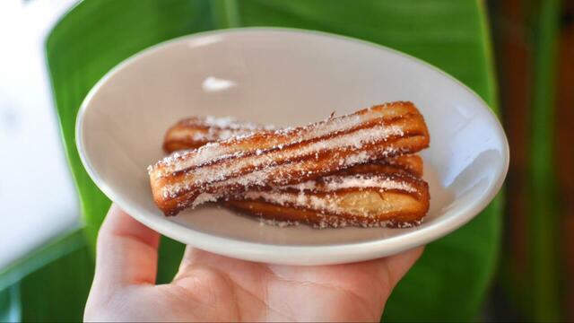 【業務スーパー“冷凍・冷蔵スイーツ”が最強だった】お砂糖をまぶすと甘さアップしてお子様もより喜ぶスイーツになります