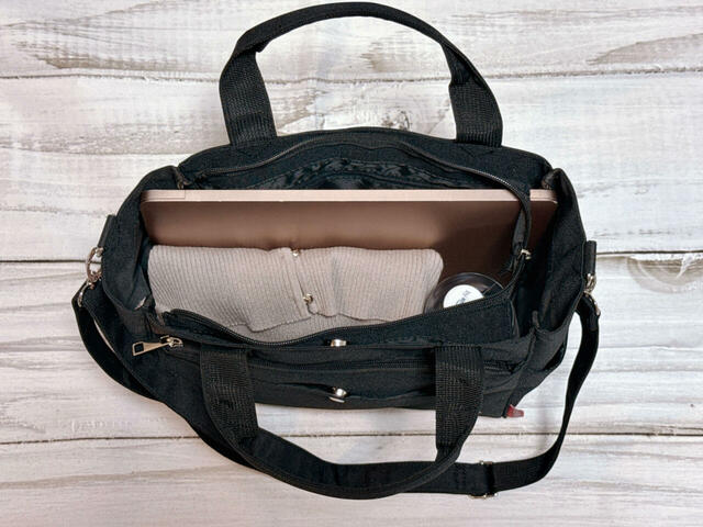 13インチのノートPCを入れると、バッグ内の横幅がかなりそこに取られてしまうため、両サイドのボトルホルダーにはペットボトルや折りたたみ傘が入らなくなるので注意！