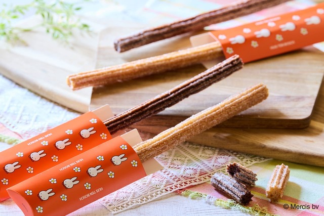 【ハウステンボス「ミッフィー・ワンダースクエア」】ミッフィーチュロス(プレーン)、ミッフィーチュロス(チョコ)/気軽な食べ歩きを楽しんで