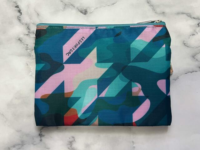 バックはシンプルな作り