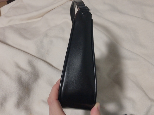 【GU ワンハンドルカラーショルダーバッグ】厚みが意外とあります