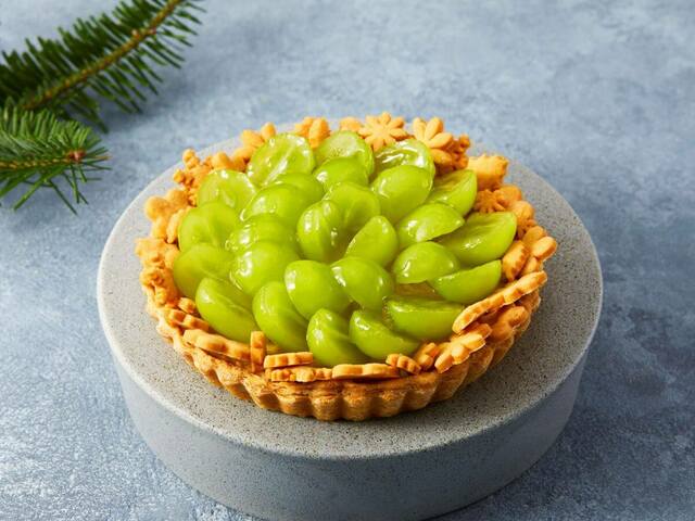 AM STRAM GRAM nobolyquedaly「クリスマスシャインマスカットのタルトベリーニ風」直径15×高さ約4.5cm 5,200円