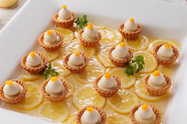 「シチリア産レモンのタルトレット・キャラメル」<期間:2024年10月1日〜2025年3月31日>【本ズワイ蟹もローストビーフも好きなだけ!「本ズワイ蟹食べ放題&ローストビーフ食べ比べ」開催!】