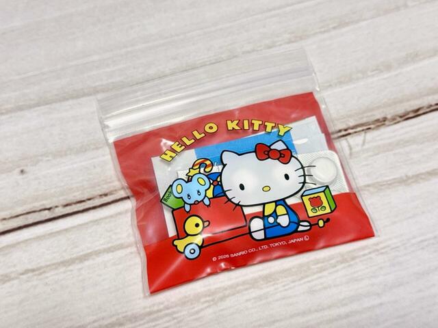 サイズは約 縦10×横10cmで、絆創膏や薬、アクセサリーなど、細かいものを入れるのにぴったり!