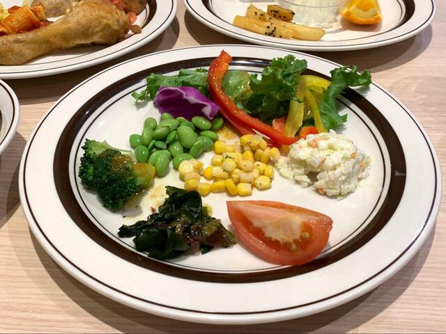 【いろどり豊かな生野菜サラダ】サラダがあるのもうれしい！