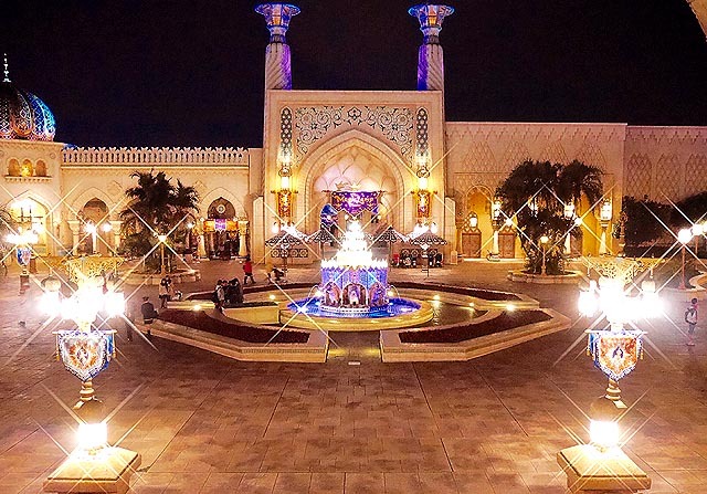 アラビアンコーストのホリデーシーズン。奥地のデコレーションは閉園間際には人も少なく。©Disney