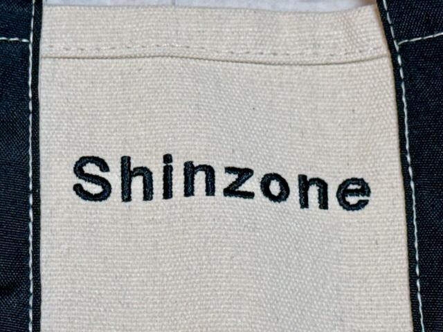 シンプルな新ゾーンロゴ入りの面。より大人っぽく持ちたいときは、こちらの面で持つのがおすすめ