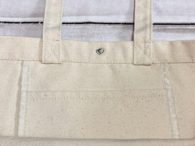 内側には、小物の整理にぴったりな吊りポケット付き