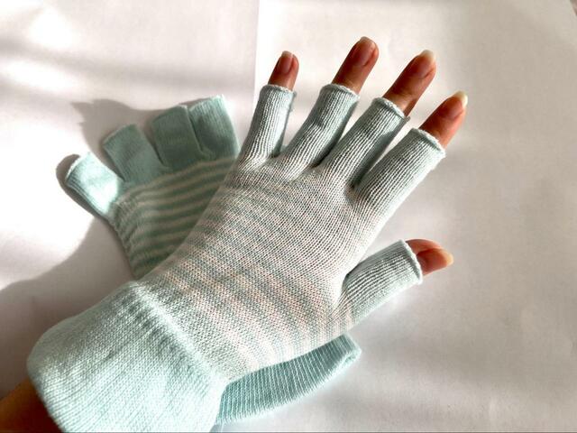 【キャンドゥ 保湿用ニットグローブ】指先が使えるのは嬉しい！