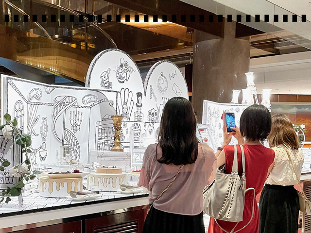 【ヒルトン東京 絵本の国のアリス スイーツビュッフェ】インスタ映えする会場で、スイーツの撮影会が始まりました