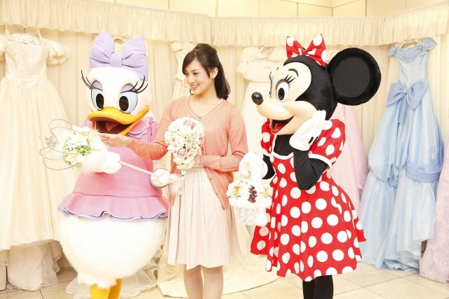 新婦のドレスや小物選びはミニーとデイジーがお手伝い