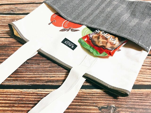 【カルディ りんごバッグ】ヘリンボーン柄のポケットが2つあり便利♪