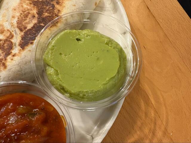 【コストコ チキンケサディーヤ】アボカドペーストはもったり濃厚 子どもウケも抜群でファミリーにも◎