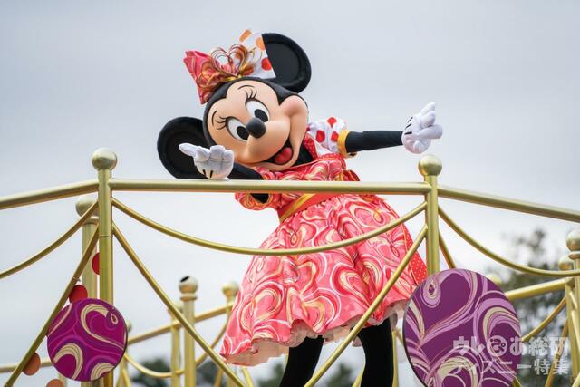 ミニーマウス「ミニー、ウィー・ラブ・ユー！」