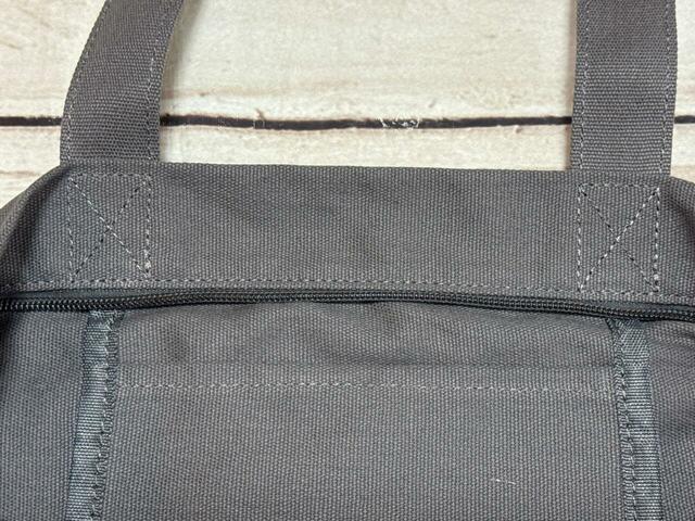 内側には小物の整理にぴったりなポケット付き