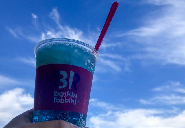 【サーティワンアイスクリーム ポッピングブルーソーダ 】青い空に映えて美味しそう