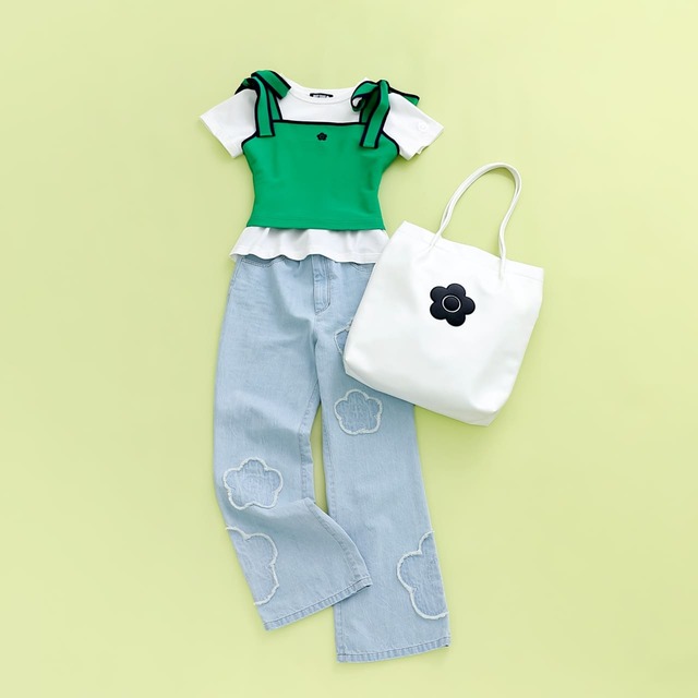【マリークワント】「バイカラーリボン ビスチェ」¥8,250、「MARYロゴ Tシャツ」¥6,160、「デイジーパッチデニム パンツ」¥13,200、「デイジーパッチソフト トート」¥7,480