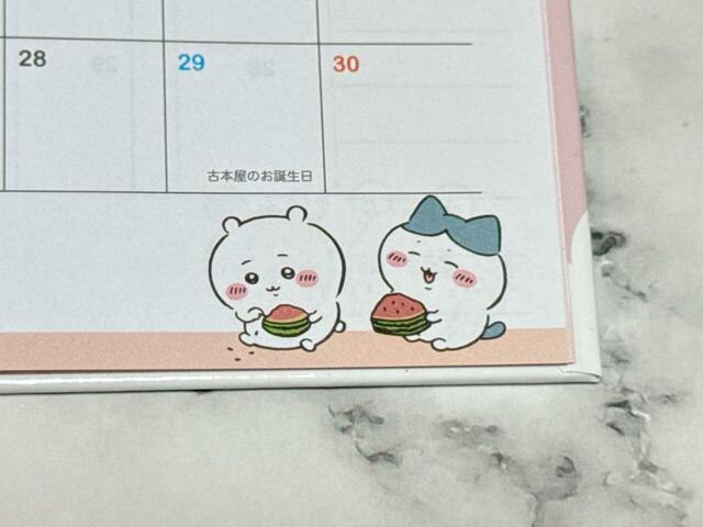 スイカを楽しそうに食べるちいハチ。尊い！