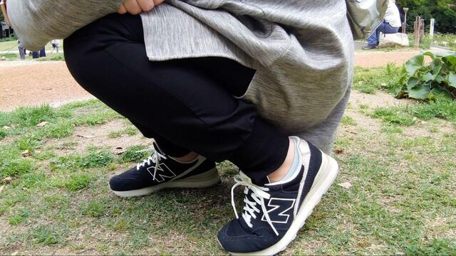 【ニューバランス WL996TV2】しゃがんだ姿勢でも、足に沿って問題なくフィットします◎
