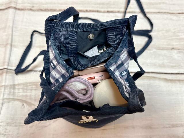 コンパクトサイズですが、マチがしっかりあるため、想像以上の収納力!