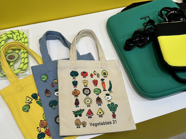 【FOREVER 21　ミニトート】全キャラ集合！ちょっとしたお買い物にも活躍しそう！