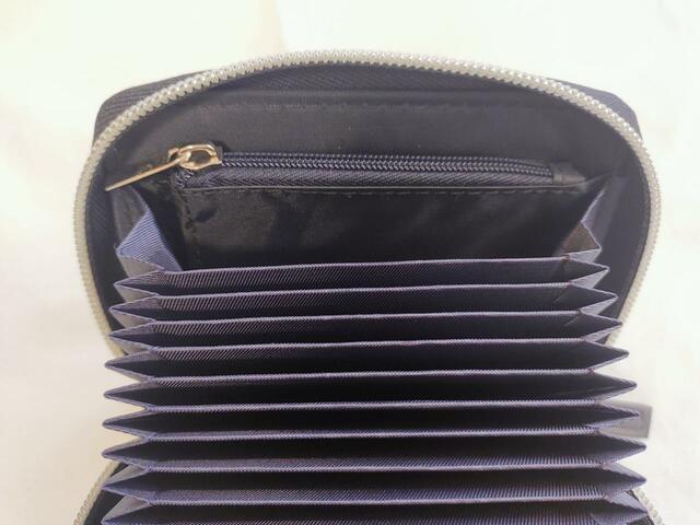 小銭入れはファスナー式で使いやすい印象