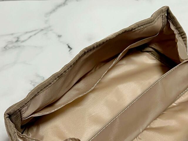 【オトナミューズ 4月号 付録:小田切ヒロさん監修「レザー調コスメポーチ」】反対側にもポケットがひとつ付いています