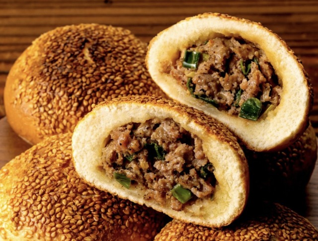 八角、山椒、花椒などの五香粉と呼ばれるピリ辛スパイスや胡椒をきかせた豚肉餡をたっぷりのネギを生地に詰めて焼いた台湾風ミートパイ