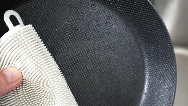 【ニトリ シリコーンスポンジ】底がでこぼこのグリルパンとも相性が良かった！