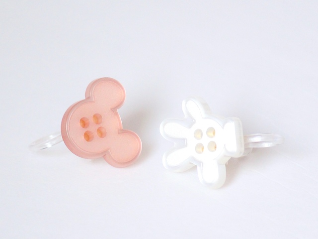 「イヤリング」シンプルなデザインでお揃いコーデを引き立てる!