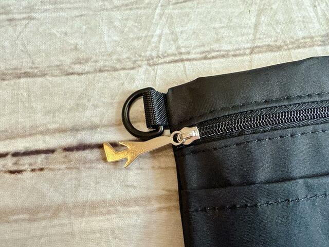 ファスナーの引き手にはシルバーの飛行機チャーム付き！